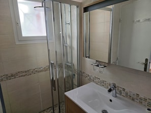 SĂšche-cheveux, savon, papier toilette