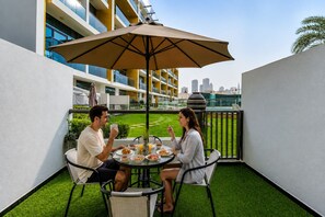 Outdoor dining - HAVN - Studio in JVC, infront of Circle Mall (Dubai)