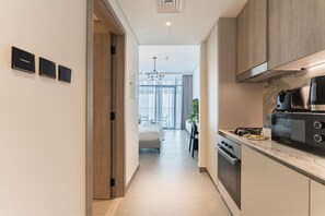Wasserkocher mit Kaffee-/Teezubehör, Kühlschrank, Mikrowelle, Ofen