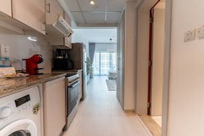 Wasserkocher mit Kaffee-/Teezubehör, Kühlschrank, Mikrowelle, Ofen