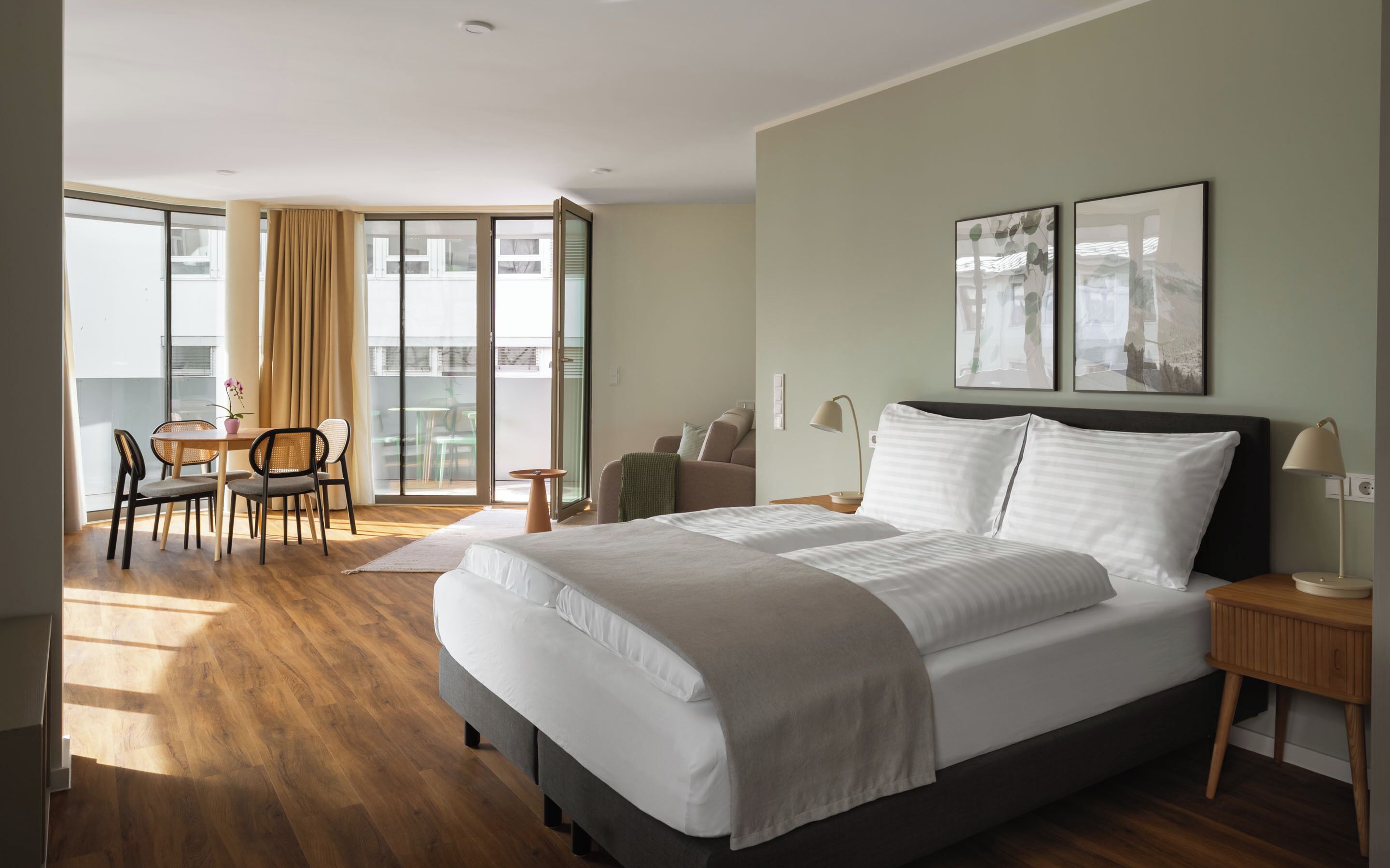 Suíte conforto, chuveiro com barras de apoio | Individualmente decorados, individualmente mobiliados, escrivaninha