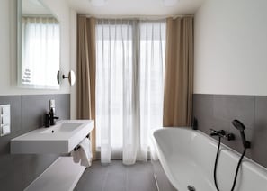 Suíte, 3 quartos | Banheiro | Chuveiro, produtos de toalete biodegradáveis, secador de cabelo