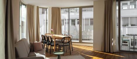 Suite, 3 Schlafzimmer | Wohnbereich | 50-Zoll-Flachbildfernseher mit Kabelempfang