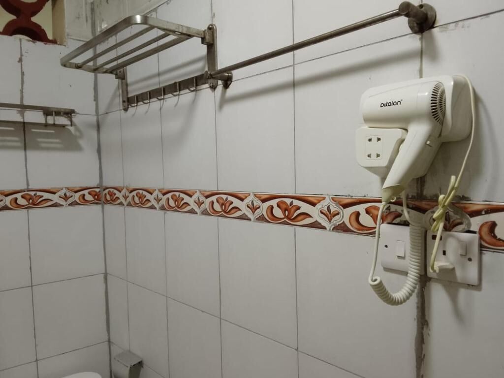 Dusj, hårføner, tøfler og håndklær