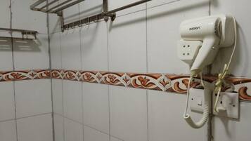 Dusj, hårføner, tøfler og håndklær