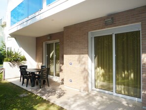 Outdoor dining - Comfortable flat with a private courtyard (Bibione Pineda)