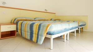 Et soveværelse med en seng, et natbord og et sengebord.