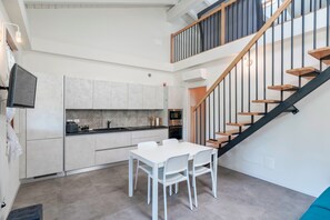 Wasserkocher mit Kaffee-/Teezubehör, Kühlschrank, Mikrowelle, Ofen