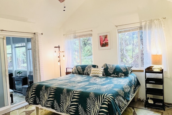 3 bedrooms, desk, iron/ironing board, travel crib