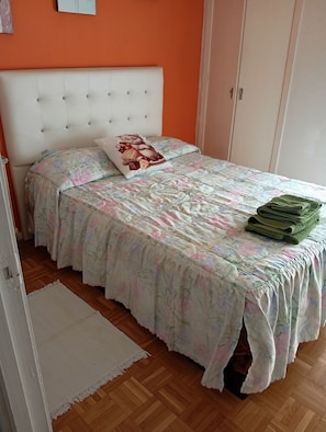1 bedroom, Internet, bed sheets - Room (santa eugenia)