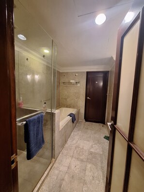 Apartemen, pemandangan kota | Kamar mandi