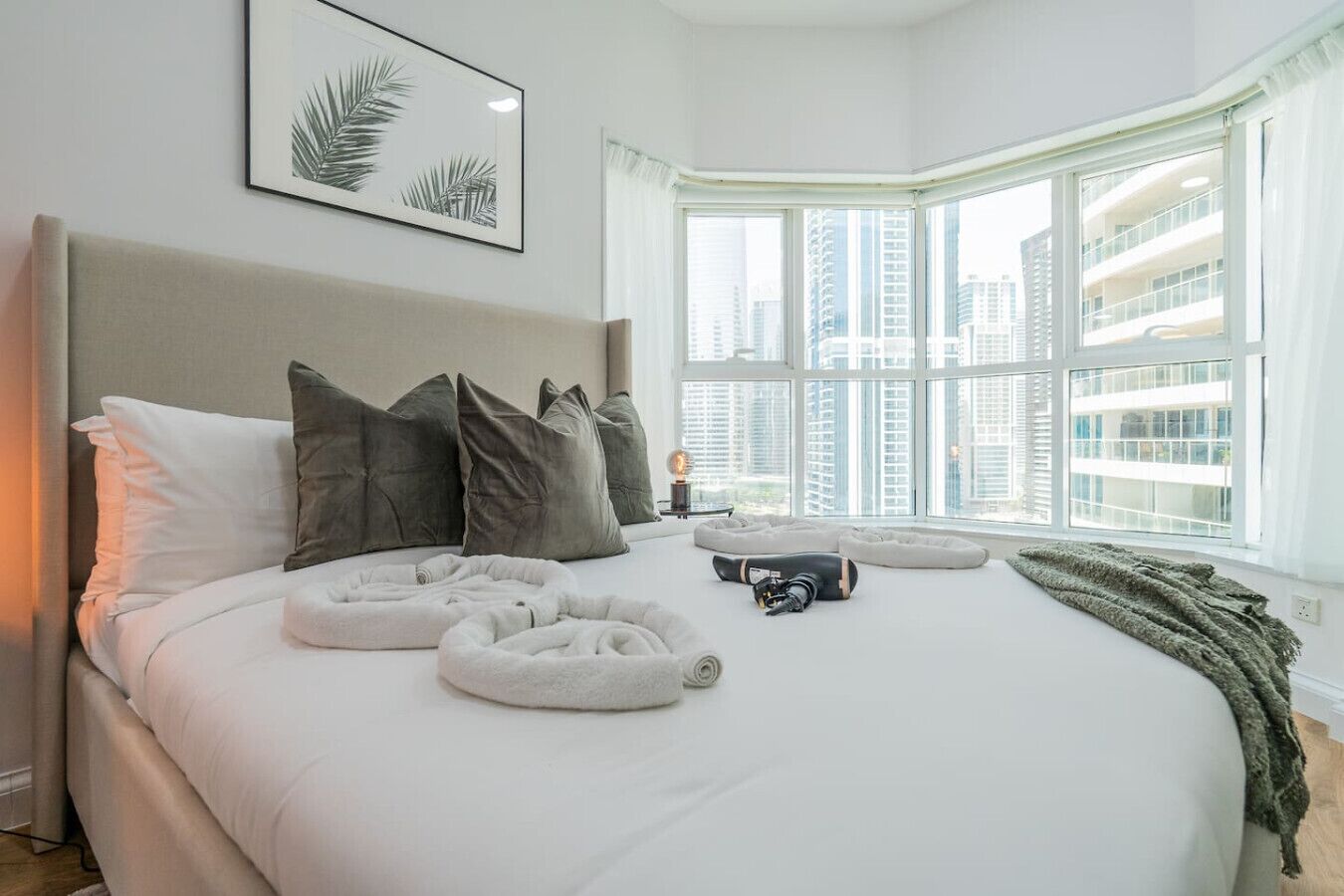 Desk, iron/ironing board, WiFi, bed sheets