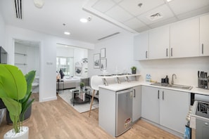 Wasserkocher mit Kaffee-/Teezubehör, Kühlschrank, Mikrowelle, Ofen