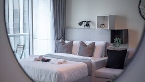 Desk, iron/ironing board, WiFi, bed sheets - HAVN - Studio in Downtown, Near Dubai Mall (Dubai)