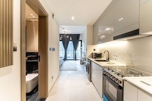 Coffee/tea maker, fridge, microwave, oven - HAVN - Studio in Business Bay, Burj Khalifa View (Dubai)