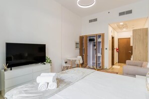 Tabla de planchar con plancha, wifi y ropa de cama 