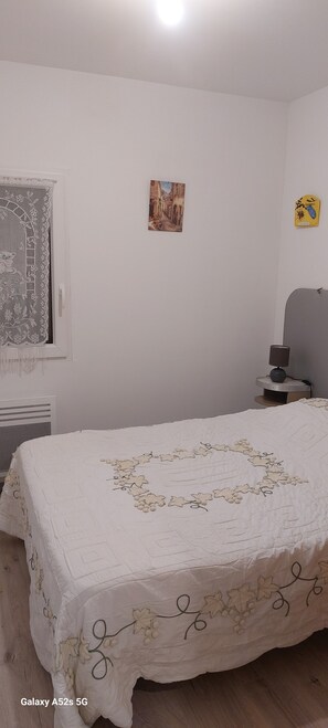 Een strijkplank/strijkijzer, wifi, beddengoed