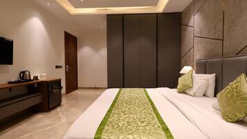 Superior Room, Balcony, City View | Egyptian cotton sheets, premium bedding, desk, iron/ironing board