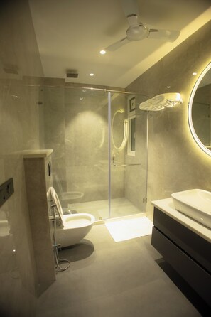 Deluxe-huone, kaupunkinäköala | Kylpyhuone | Suihku, ilmaiset hygieniatuotteet, hiustenkuivaaja, tohvelit