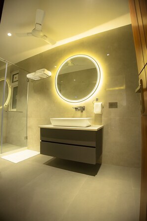 Deluxe-huone, kaupunkinäköala | Kylpyhuone | Suihku, ilmaiset hygieniatuotteet, hiustenkuivaaja, tohvelit