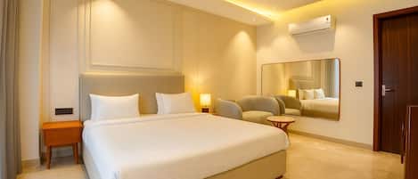 Habitación superior, balcón, vista a la ciudad | Sábanas de algodón egipcio y ropa de cama de alta calidad