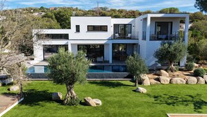 A modern two-story house with a swimming pool, a deck, and a well-maintained garden. - VILLA JUCA - SAINT CYPRIEN SOUTH CORSICA- 10 PERS- 5 MIN FROM THE BEACH (Zonza)