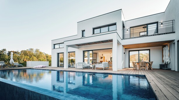 A modern two-story house with a large rectangular swimming pool, outdoor seating area, and a balcony. - VILLA JUCA - SAINT CYPRIEN SOUTH CORSICA- 10 PERS- 5 MIN FROM THE BEACH (Zonza)