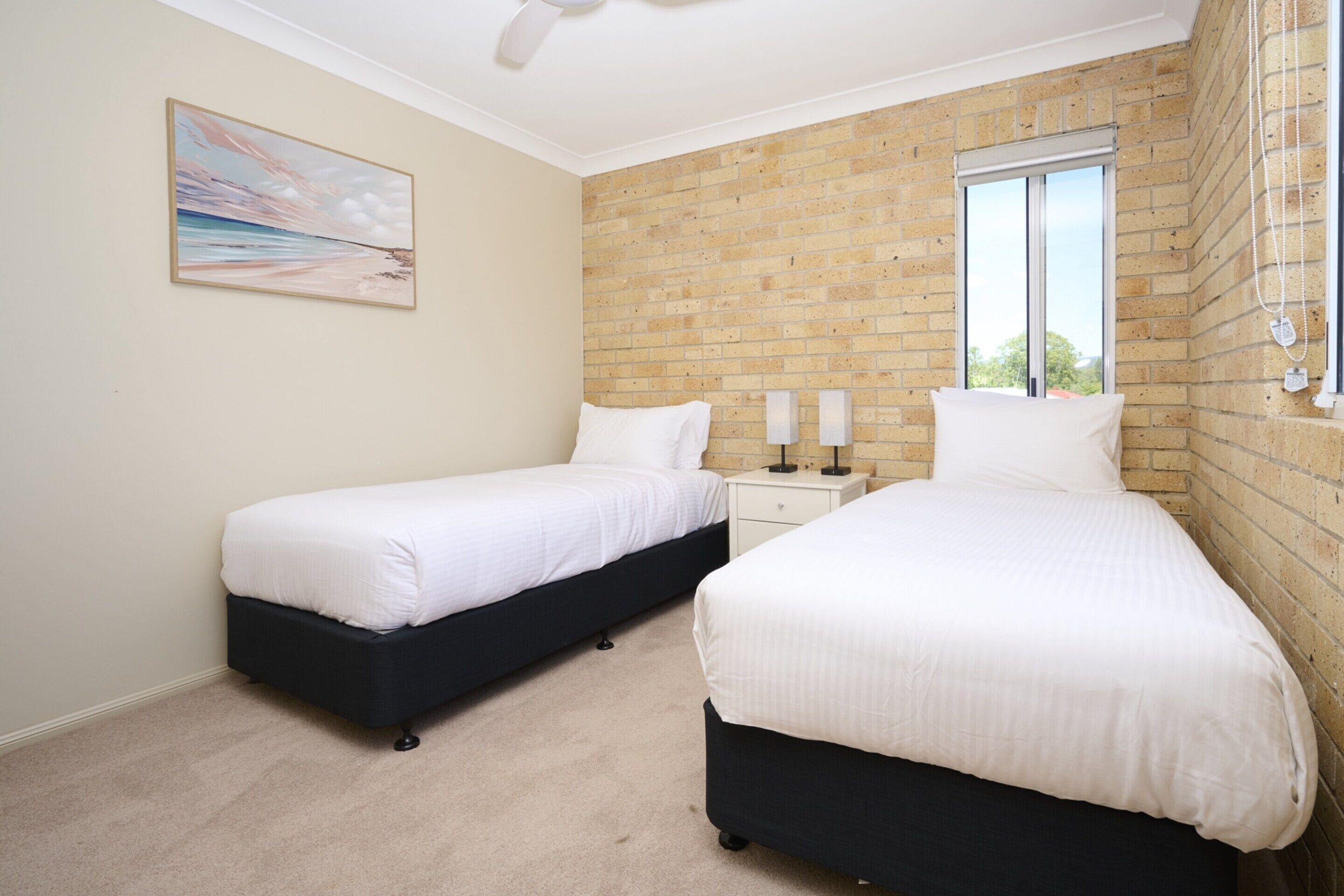 5 عدّة غرف نوم ومساحة عمل للكمبيوتر المحمول وملاءات أسرّة