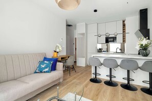 TV, offices - Modern Apartment | Parking, Balcony and Workspace (Poznań)
