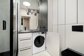 Shower, hair dryer, towels, shampoo - Modern Apartment | Parking, Balcony and Workspace (Poznań)