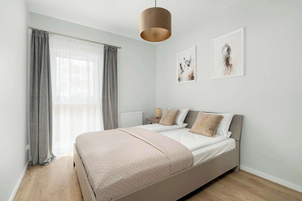 1 bedroom, desk, iron/ironing board, travel cot - Modern Apartment | Parking, Balcony and Workspace (Poznań)