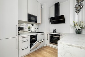 Kühlschrank, Mikrowelle, Ofen, Herdplatte