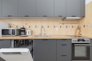 Geladeira, micro-ondas, fogão, cooktop