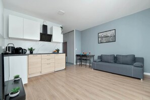 TV, offices - Modern Studio for 2 persons | Balcony | Close to the Center (Łódź)