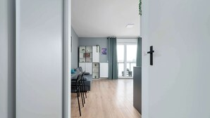 Un salon moderne comprenant un coin repas, une cuisine et offrant une vue sur la ville.