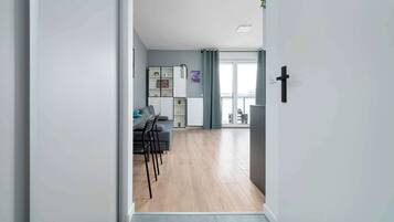 Una televisión, una oficina