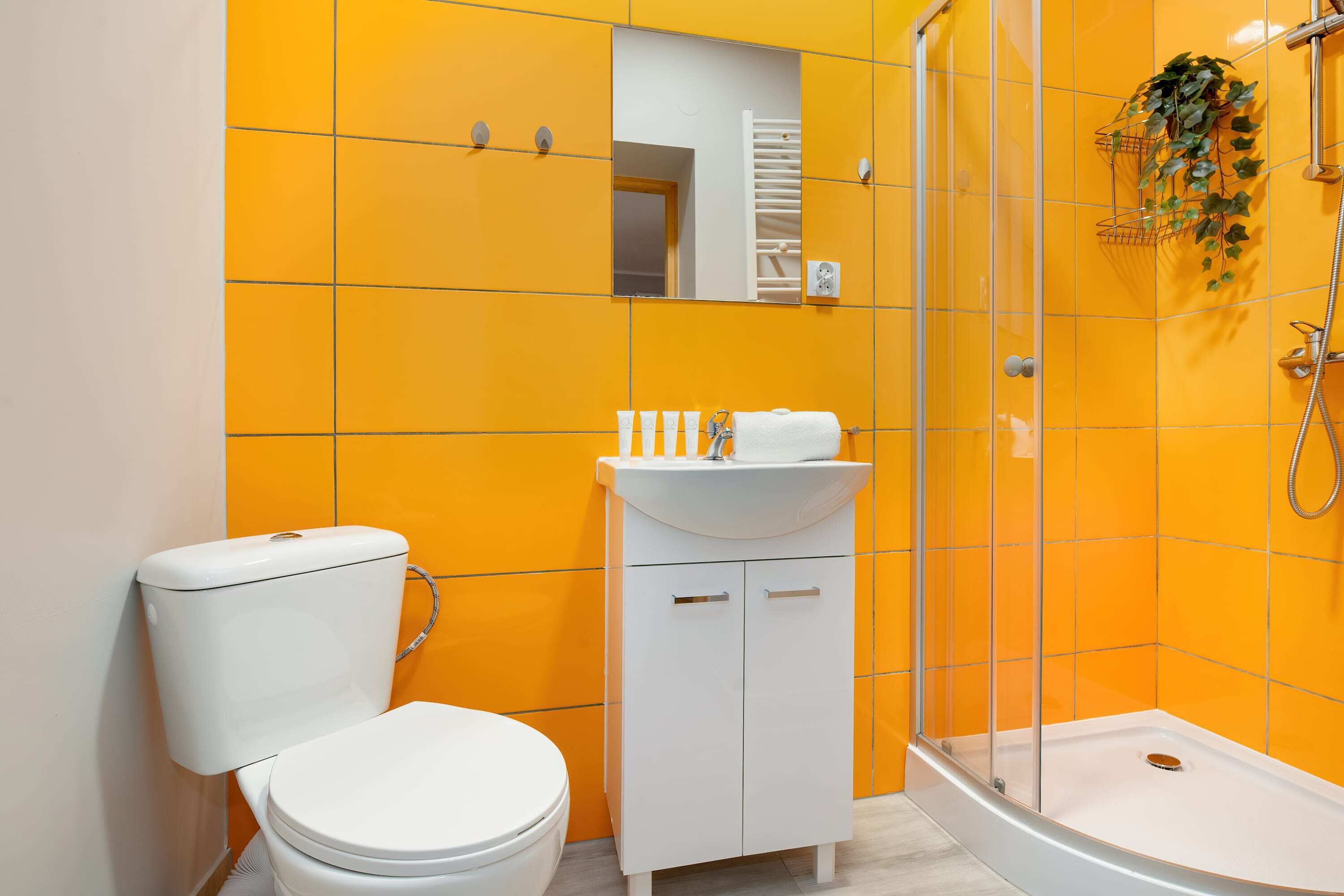 Doccia, asciugacapelli, asciugamani, shampoo