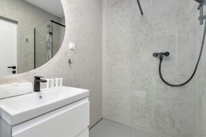 Shower, hair dryer, towels, shampoo - Comfortable Studio for 2 Persons | Balcony and Workspace (Gdańsk)