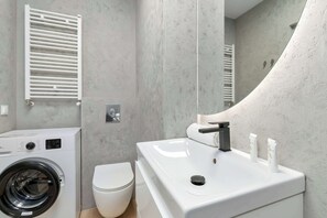 Shower, hair dryer, towels, shampoo - Comfortable Studio for 2 Persons | Balcony and Workspace (Gdańsk)