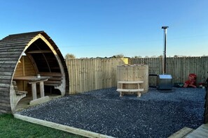 Outdoor dining - Glamping Pods - Standen Lodge (Theddlethorpe)