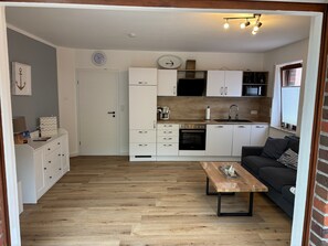 TV - Apartment 'Nordsee Meerzeit' with Private Terrace, Shared Garden and Wi-Fi (Wangerland)