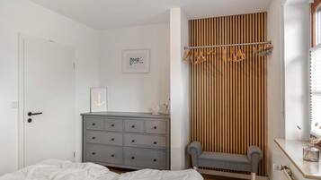 2 bedrooms, iron/ironing board, WiFi
