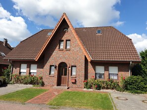 Exterior - Apartment 'Nordsee Meerzeit' with Private Terrace, Shared Garden and Wi-Fi (Wangerland)