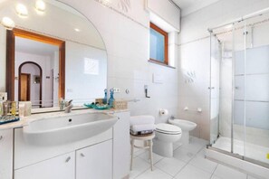 Shower, hair dryer, bidet, towels - Glamour House Sorrento - Welcoming and Relaxing with Garden View (Piano di Sorrento)
