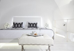 Luxe villa, uitzicht op zee | Een bureau, een strijkplank/strijkijzer, gratis wifi