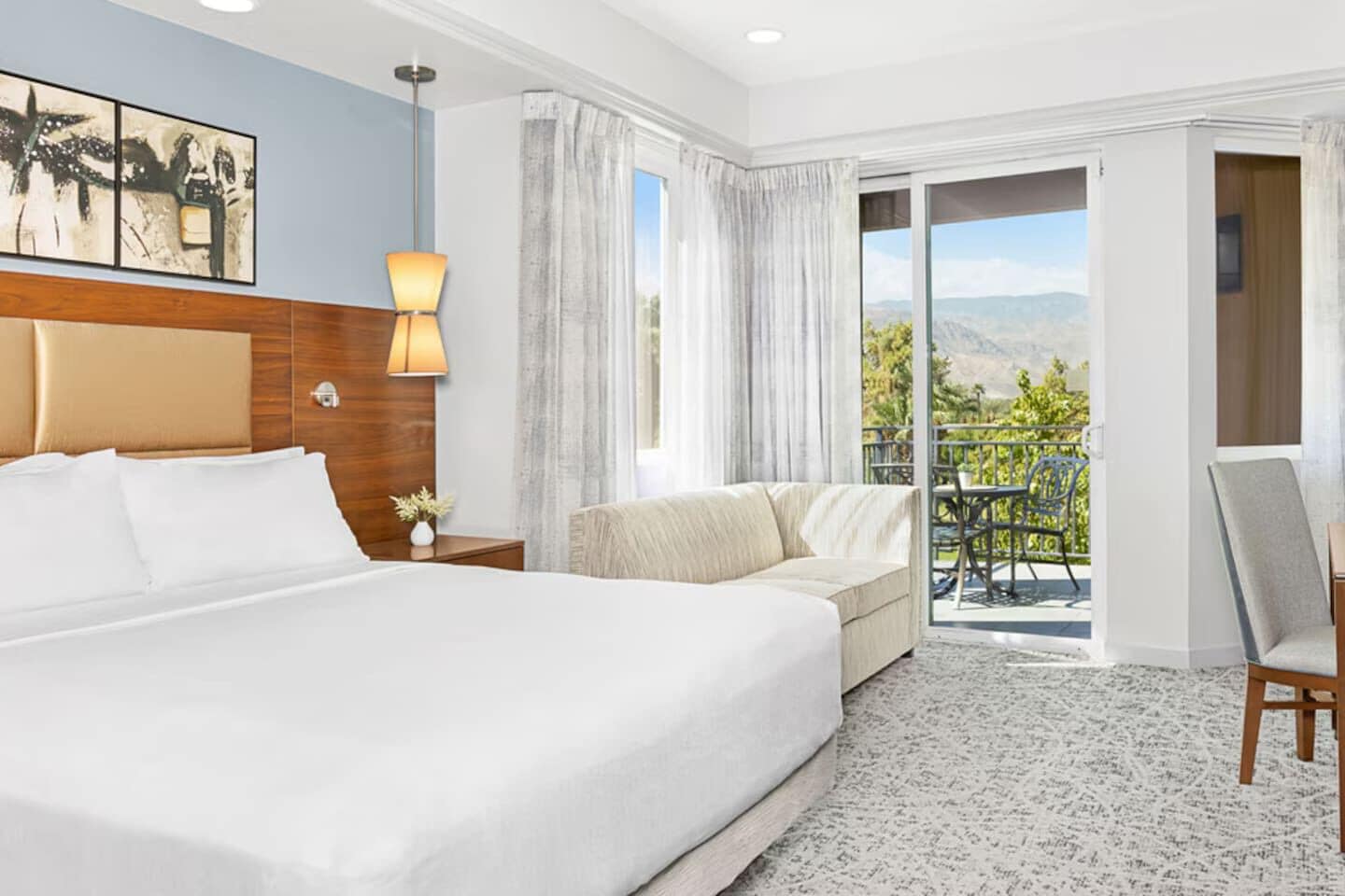 Tabla de planchar con plancha, wifi y ropa de cama 