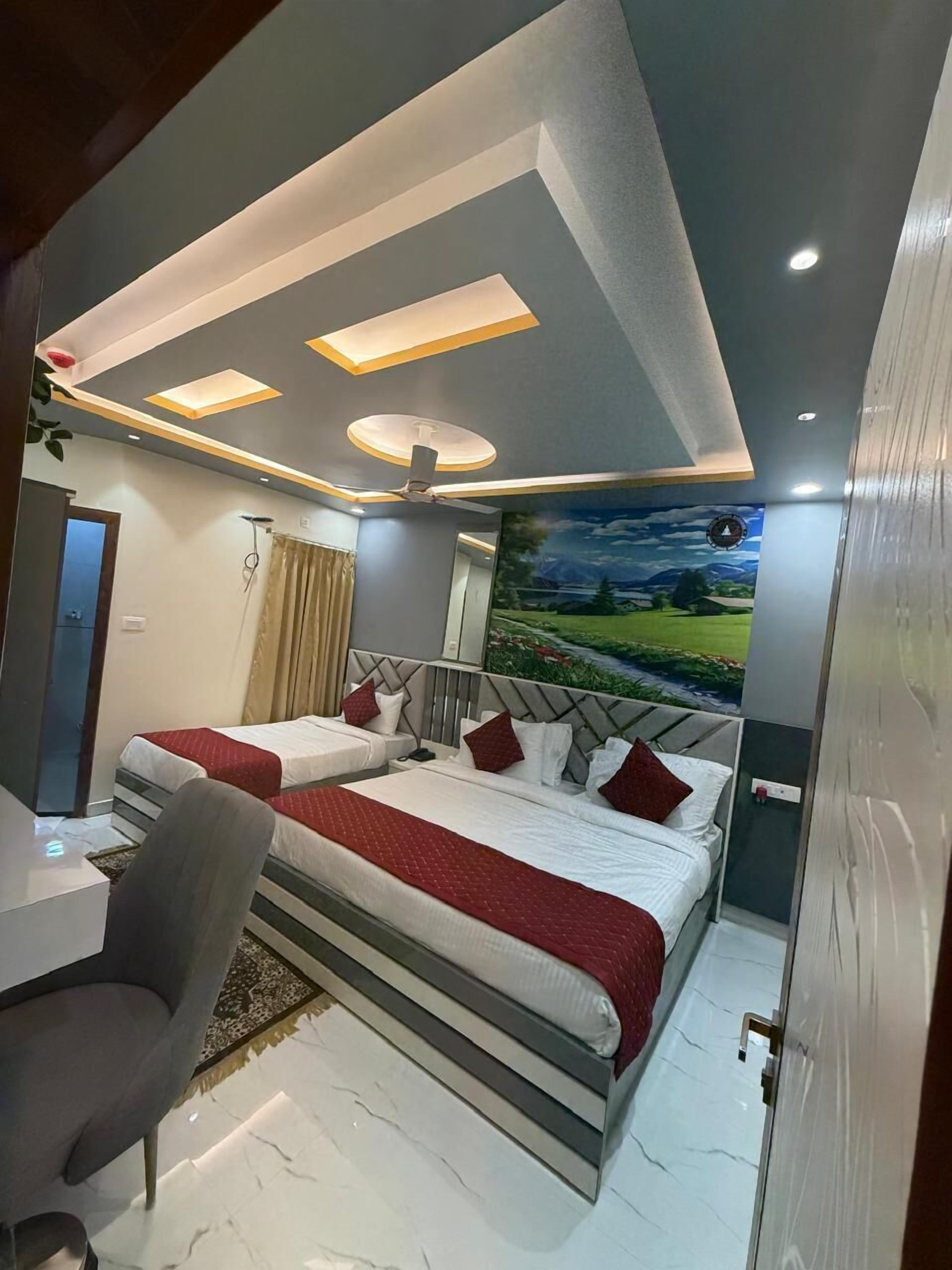 Une chambre d’hôtel moderne avec deux lits, un bureau et une vue sur un paysage montagneux.
