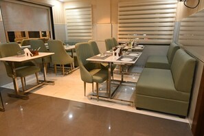 Restaurant - Hotel Aveda Paradise (Varanasi)