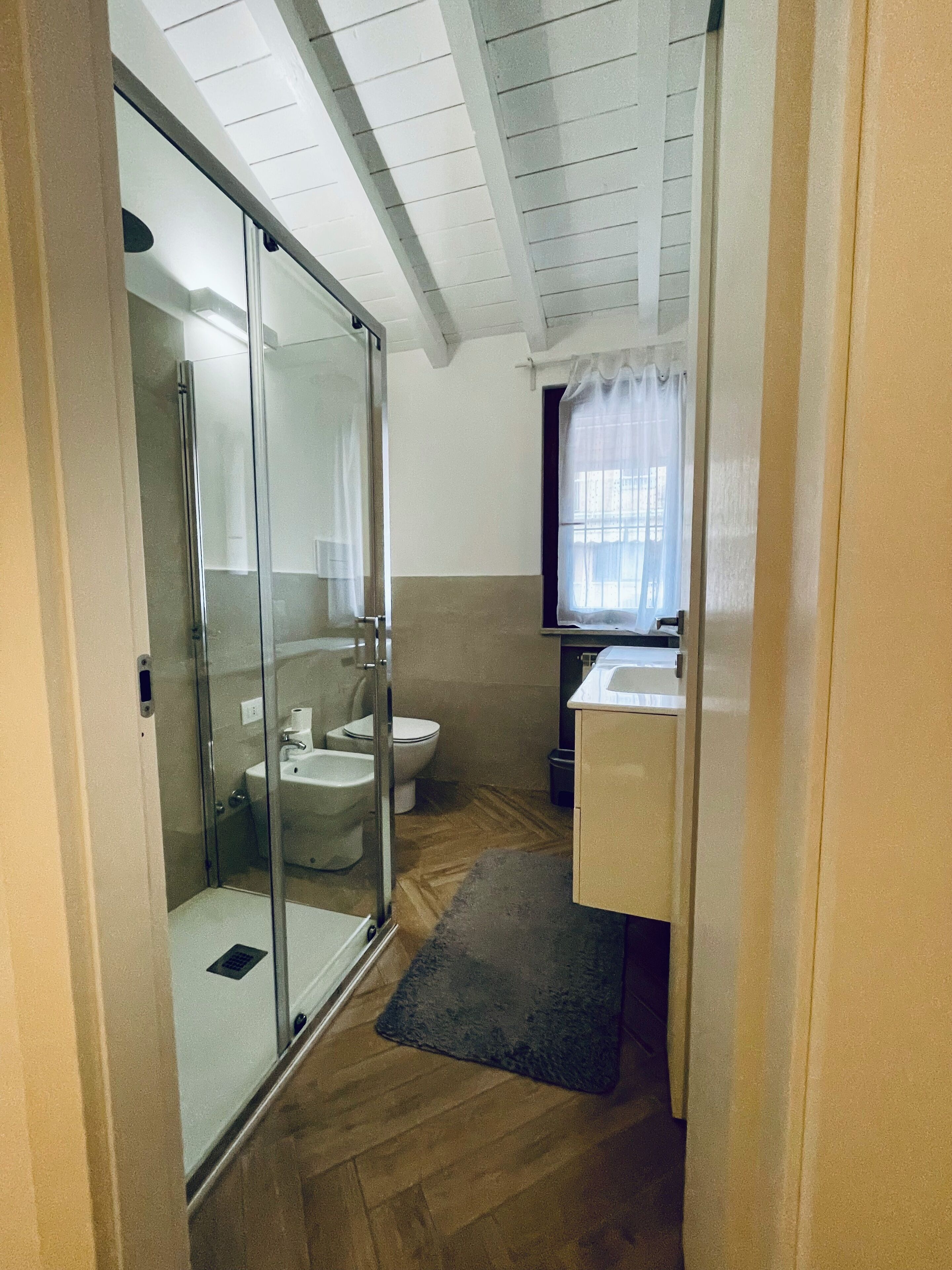 Doccia, asciugacapelli, bidet, asciugamani