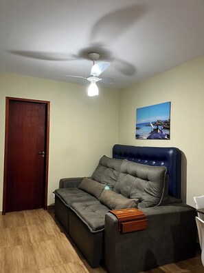 Living area - Apartment on Dunas beach, 6 minutes from Forte beach in Cabo Frio. (Cabo Frio)